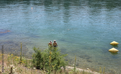 Badestelle am Rhein in Basel an einem Hitzetag
