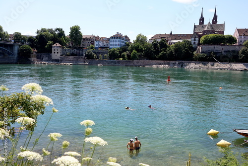 Badestelle am Rhein in Basel an einem Hitzetag