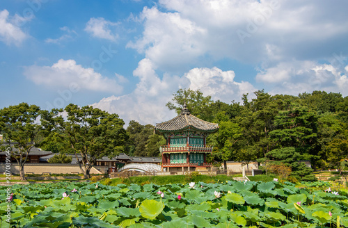 Foto Traditional Hyangwonjeong Pavilion and Lotus Pond in Gyeongbokgung Palace, Seoul, South Korea
