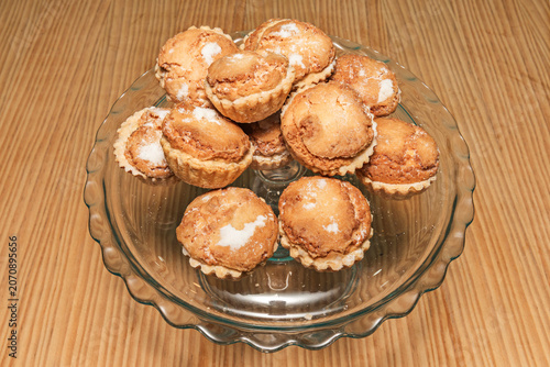 Photos muffins with and without filling, cut crosswise to show the presence or absence of an inner layer of cream, jam, or compote, and its integration with the batter