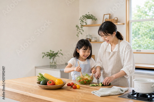 余白のある台所で料理をする母と子供