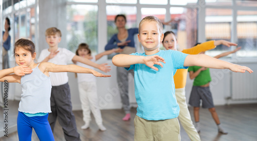 Konstfotografi Dance class for kids, positive girls and boys training in dance studio