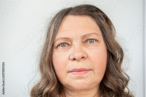 фотографія upset mature woman looking sad and resentful outdoors, middle aged female experi