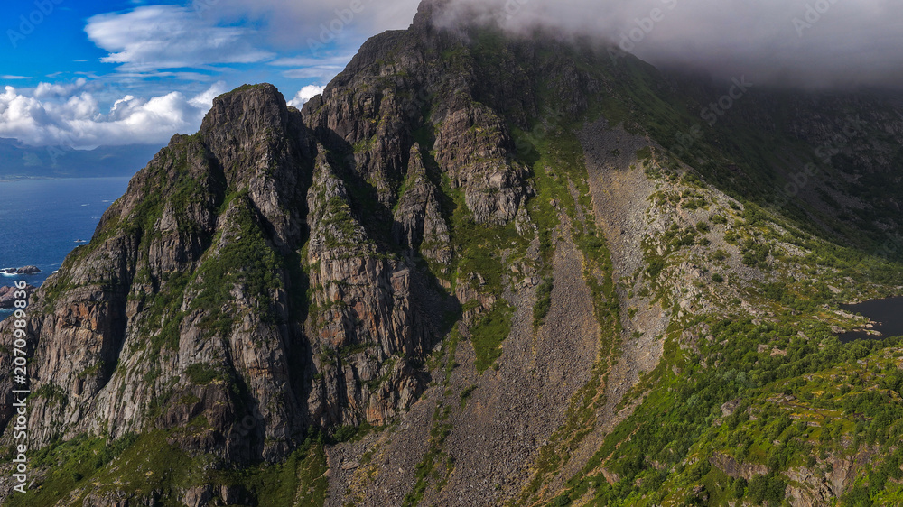 Obraz premium Dramatic Coastal Mountain Peaks in Lofoten Islands Norway