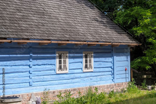 Foto Drewniany niebieski dom w Krakowie, prezentujący XIX-wieczny styl architektonicz