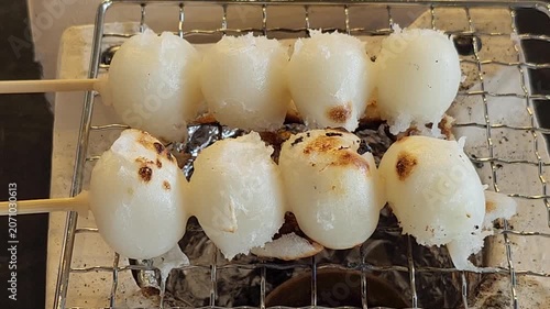 七輪で焼くたみたらし団子