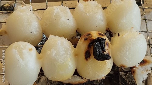 七輪で焼くたみたらし団子