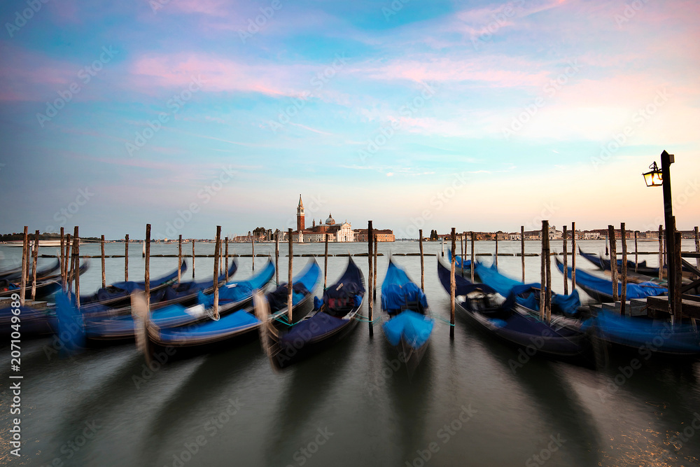 Obraz premium gondolas in venice at sunset