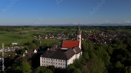 Luftaufnahme vom Kloster Andechs auf dem Heiligen Berg in der Gemeinde Andechs, Oberbayern. Beruehmtes Benediktinerkloster mit barocker Wallfahrtskirche nahe dem Ammersee