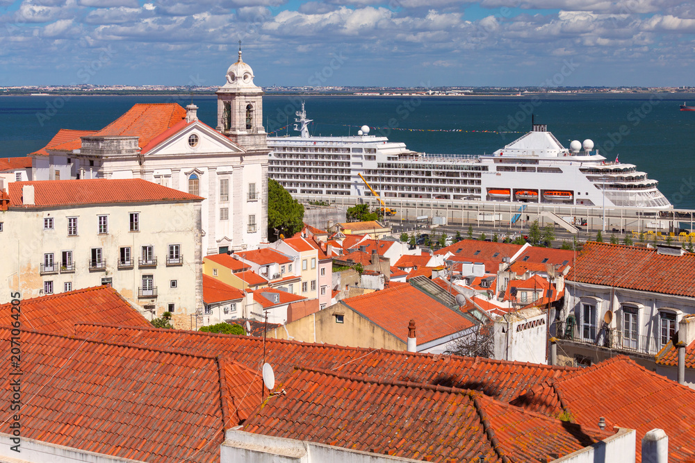 Obraz premium Cruise Ship and Historic Rooftops of Alfama District Lisbon Portugal