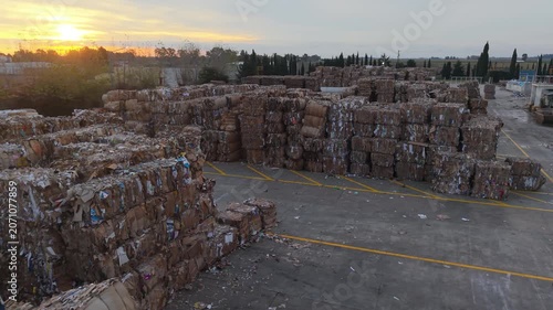 Cartón reciclable acopiado en planta industrial. Materia prima para reciclaje, industria papelera, recuperación de materiales, gestión de residuos, economía circular, sostenibilidad