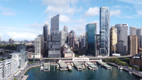 Foto Aerial view of ferries docked at Circular Quay below Sydney city skyline
