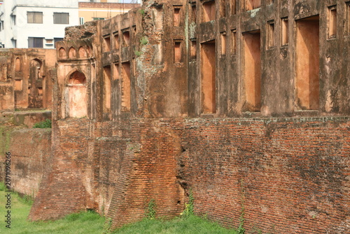 Canvas Print Architectural view of crumbling brick wall and historic archways with architectu