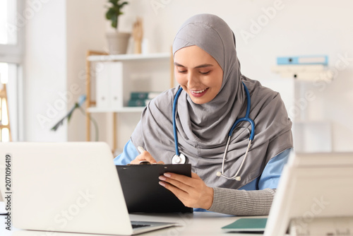 Female Muslim doctor in hij...