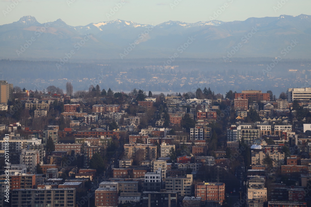 Fototapeta premium City and Cascade Mountains