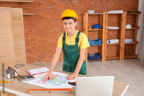 Little architect working wi...