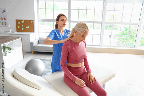 Female physiotherapist mass...