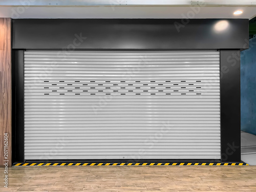 Foto Shops closed with shutter in shopping mall