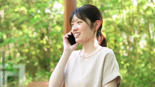 スマートフォンで通話をする女性, Woman Talking on a Smartphone