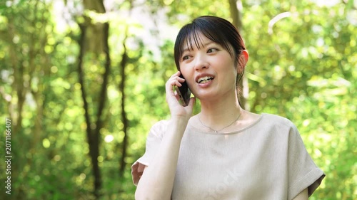 スマートフォンで通話をする女性, Woman Talking on a Smartphone