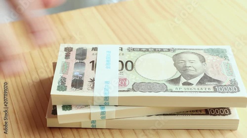 お金を稼ぐ　札束　日本円