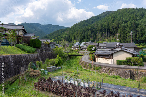 Obraz na plátně 京都大原の里山風景と自然に囲まれた集落の景観。京都・大原に広がる里山の風景。山々に囲まれた集落や農地が、日本の原風景ともいえる穏やかな田舎の暮らしと自然の美しさ