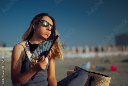 Foto Woman Fanning Herself At Beach Due To Extremely Hot Weather