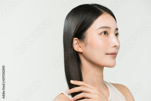 Photography 艶やかな黒髪を手で触るアジア人女性のヘアケア・ビューティー