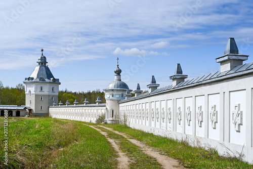 Cuadro en lienzo Towers and walls of the Krypetsky Monastery on a summer day, Pskov region of Rus