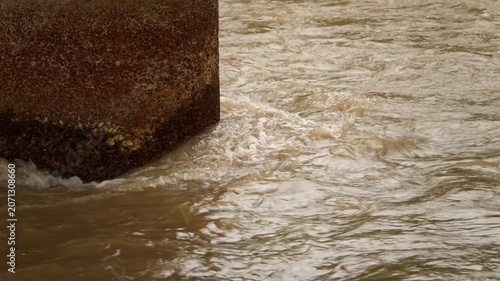 大雨で増水し激しく流れる茶色の濁流（災害・防災・気象）