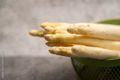 Obraz na plátne Minimalist eco-friendly kitchen still life featuring fresh harvested white asparagus