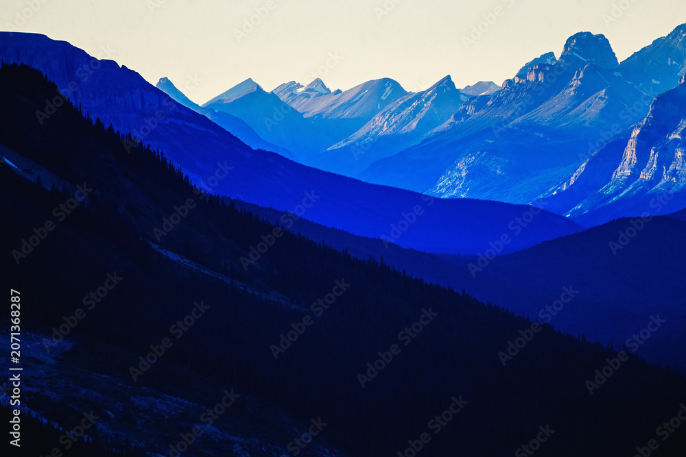 Obraz premium Dramatic mountain valley with scenic light in the golden hour in the rockies