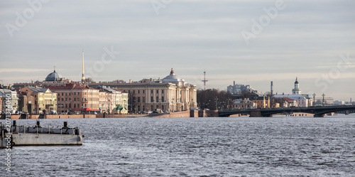 Cuadro en lienzo A panoramic view of Saint Petersburg, Neva River waterfront featuring neoclassic