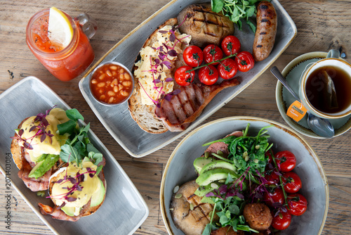 Tableau sur toile Delicious Brunch Spread Showcasing Vibrant Dishes and Drinks for a Sunny Morning