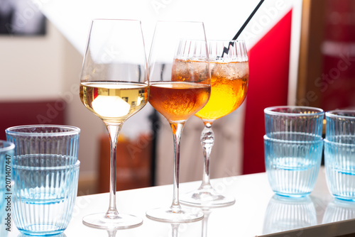 Verres de vin blanc et rosé avec un cocktail Spritz