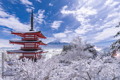 新倉山浅間公園から望む富士山と忠霊塔の雪景色
