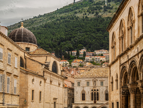 Foto Dubrovnik Old Town Is At The Base Of A Mountain.