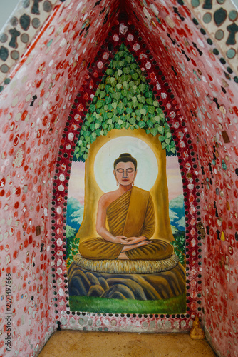 Canvastavla A serene painting of Buddha meditating under the Bodhi tree, adorned with colorf