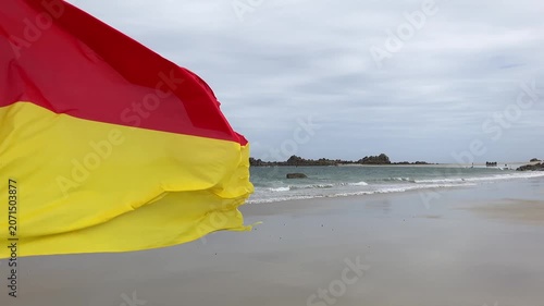 limite de zone de baignade surveillée sur la plage.