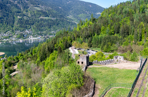 Le mura di cinta del castello di Landskron immerse nel verde paesaggio montano attorno a Villaco in primavera