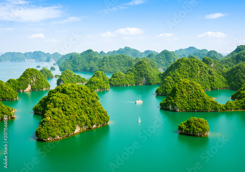 Tableau sur toile Halong Bay in Vietnam. Unesco World Heritage Site.