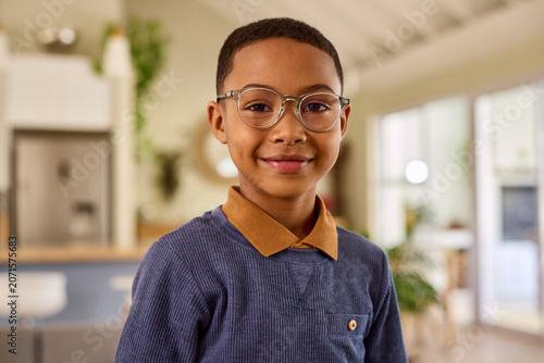 Canvas Print Cute little african american boy looking at camera while wearing eyeglasses