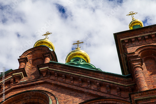 Tableau sur toile Golden onion domes with orthodox crosses on Uspenski Cathedral in Helsinki