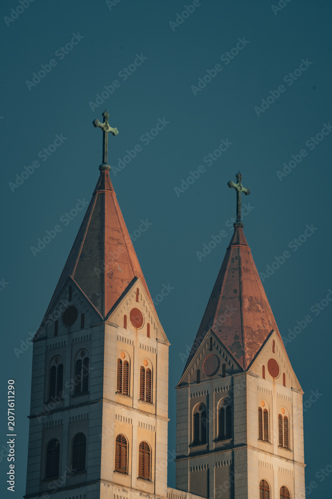 Obraz premium Twin spires of a historic European-style church in Qingdao against dark sky