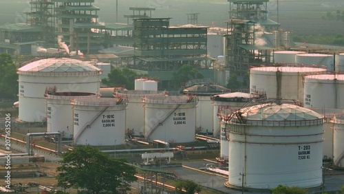 Fotografie Aerial drone view of oil storage tanks and pipelines, reflecting rising global fuel demand and the need for strategic reserves amid fluctuating energy markets and supply uncertainty