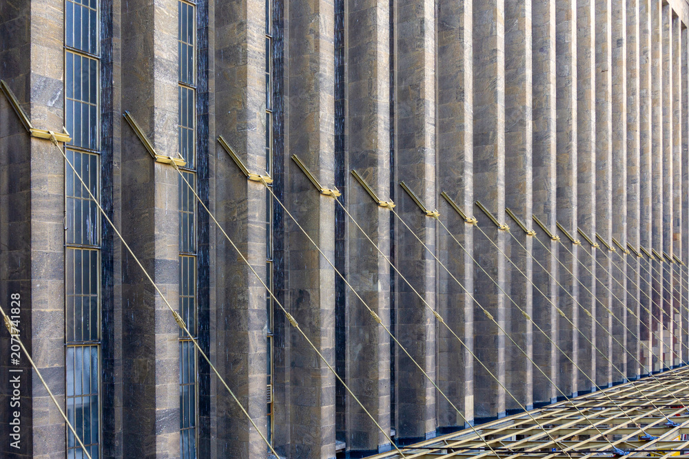 Naklejka premium Building facade featuring strong architectural design elements