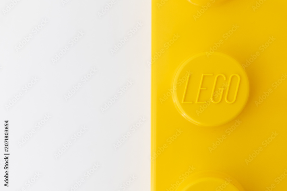 Naklejka premium Bradford, UK June 24 2026 - Close-up of a yellow LEGO storage container lid designed to resemble an ordinary LEGO brick, isolated on a white background with copy space.