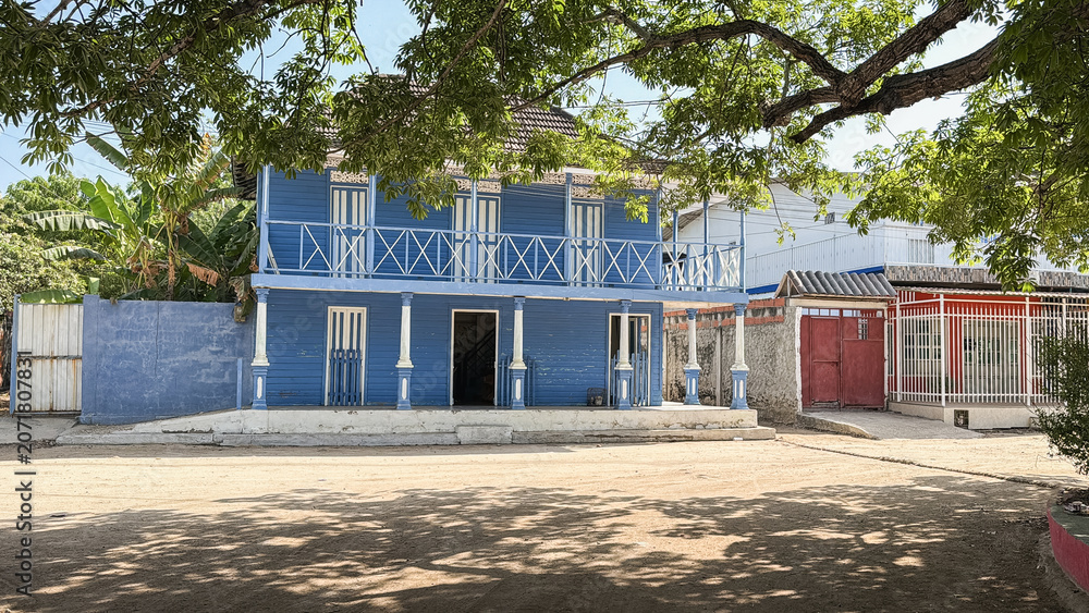 Naklejka premium Blue colonial house in a colombian island village
