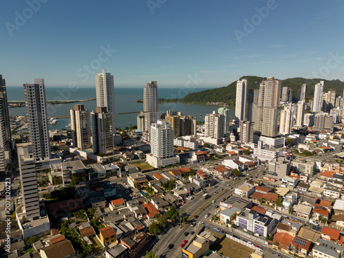 Vista aérea do centro da cidade de Itajaí em Santa Catarina com mar ao fundo