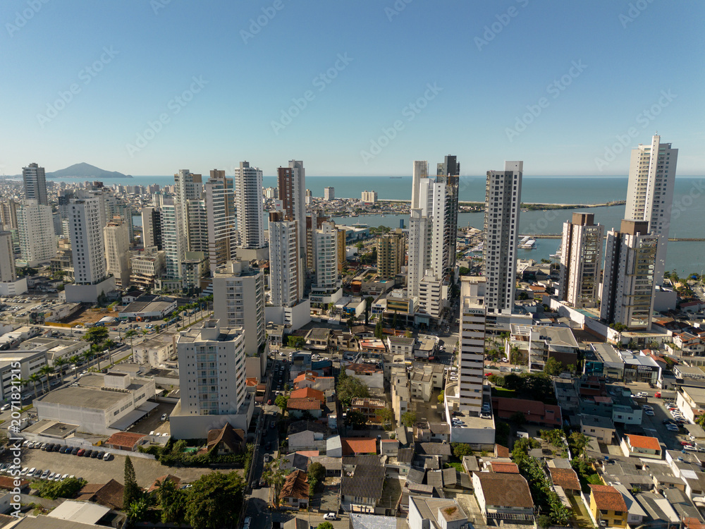 Fototapeta premium Vista aérea do centro da cidade de Itajaí em Santa Catarina com mar ao fundo